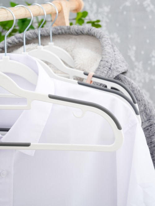 ชุดไม้แขวนเสื้อที่มีคุณสมบัติป้องกันการลื่น (Non-Slip) ขนาด 5 ชิ้น