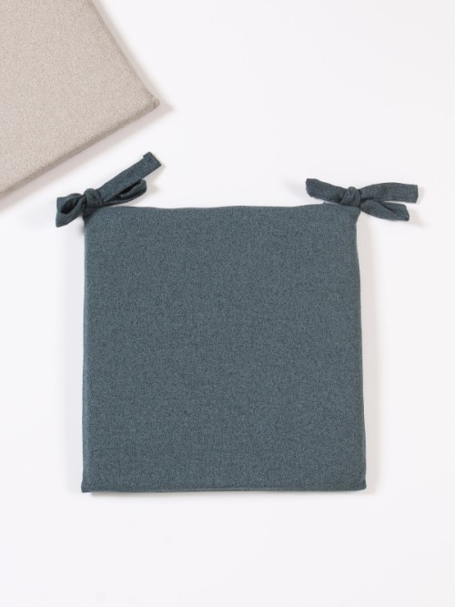 หมอนรองนั่งทรงสี่เหลี่ยมสไตล์ Modern ขนาด 45x45 ซม. มีสีเบจและน้ำเงินกรมท่า นั่งสบาย