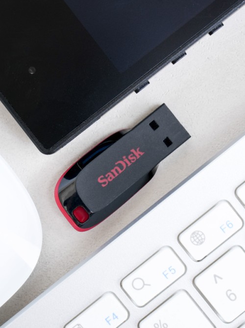 แฟลชไดรฟ์ USB ขนาด 32GB จากแบรนด์ SanDisk