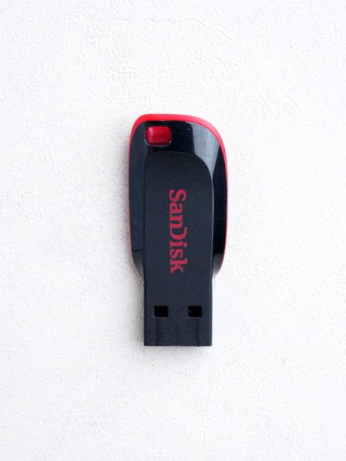 แฟลชไดรฟ์ USB ขนาด 32GB จากแบรนด์ SanDisk