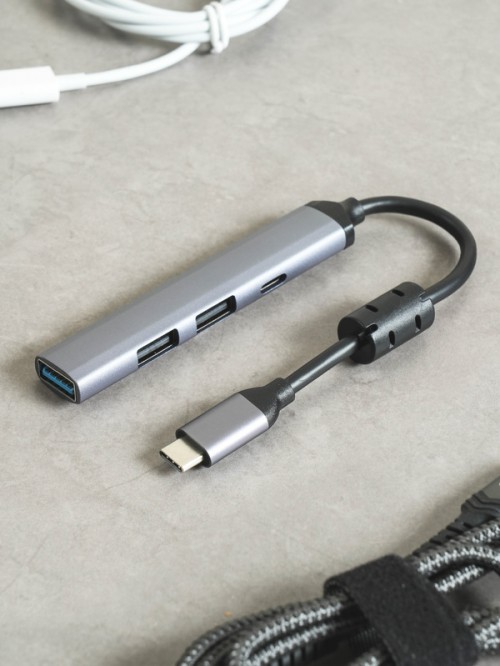 KT 4-port multi-hub ที่สามารถเชื่อมต่ออุปกรณ์ได้สูงสุด 4 ตัว ได้แก่ พอร์ต USB และพอร์ต Type-C 11 ซม.