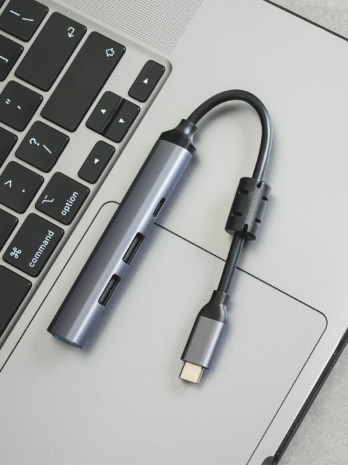 KT 4-port multi-hub ที่สามารถเชื่อมต่ออุปกรณ์ได้สูงสุด 4 ตัว ได้แก่ พอร์ต USB และพอร์ต Type-C 11 ซม.