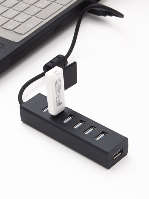 Multi-Hub USB ที่มี 7 พอร์ต สามารถเชื่อมต่ออุปกรณ์ได้หลากหลาย รวมถึงโทรศัพท์มือถือ iPad และแบตเตอรี่พกพา สายมีความยาวประมาณ 30ซม.