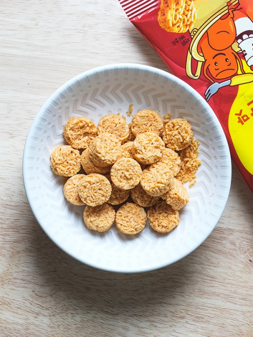ขนมข้าวเกรียบ Nongshim มีรส เผ็ด โดยมีรสชาติที่จัดจ้านและเผ็ดร้อน 82กรัม