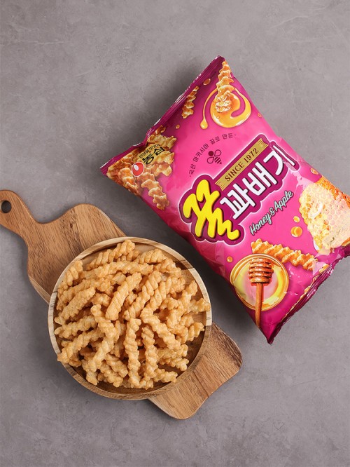 ขนม Nongshim Honey&Apple ที่มีรูปทรงเกลียว รสชาติหวานและกรอบ 169 กรัม