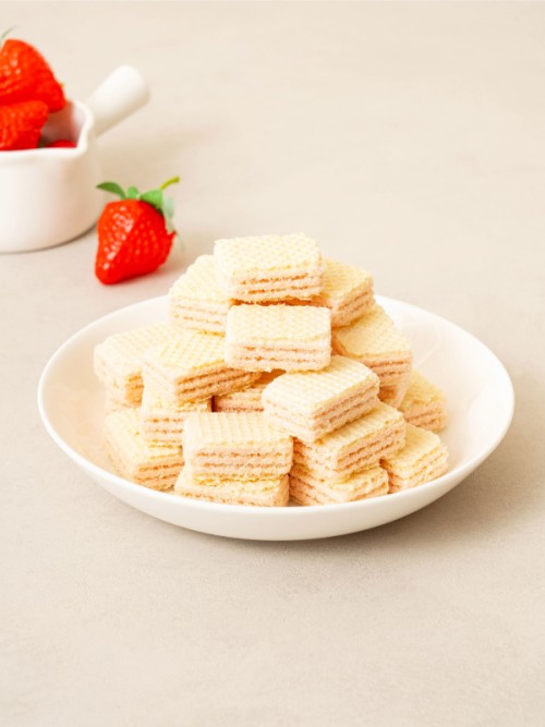 ขนมเวเฟอร์ ที่เคลือบด้วยครีมรสสตอเบอรี่หอมหวาน 80 กรัม