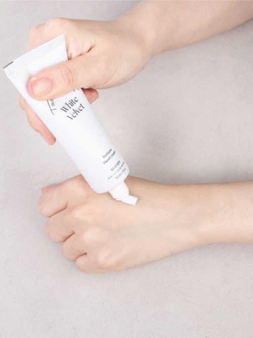 ครีมทามือ Daily Comma กลิ่น White Velvet 50 มล.
