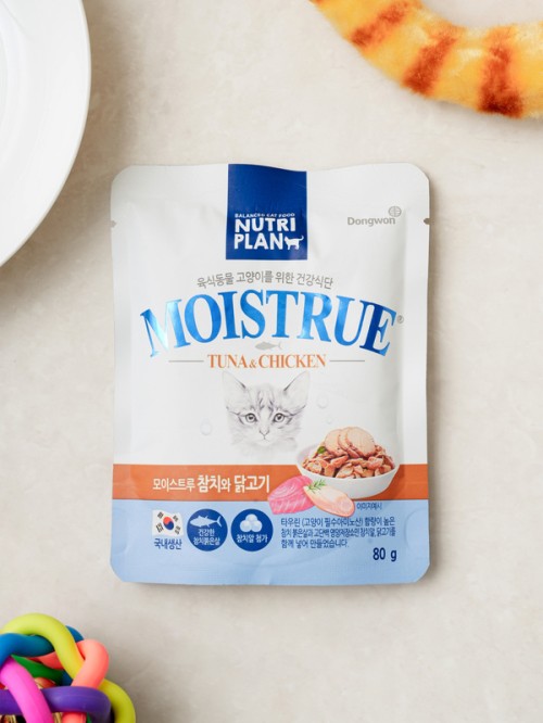 อาหารแมวแบบเปียก Dongwon Nutriplan Moisture รสปลาทูน่าและเนื้อไก่ (80กรัม)
