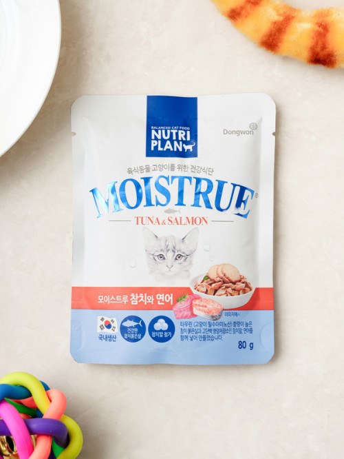 อาหารแมวแบบเปียก Dongwon Nutriplan Moisture รสปลาทูน่าและแซลม่อน (80กรัม)
