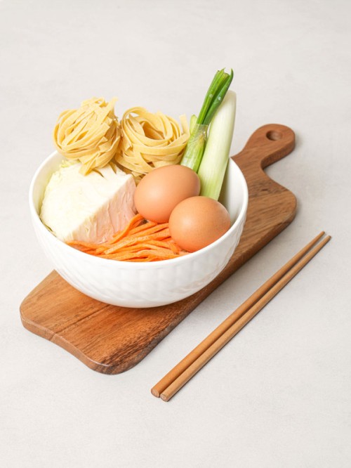 ชามบะหมี่ลายตารางแกะสลัก (ขนาดประมาณ 17 เซนติเมตร)
