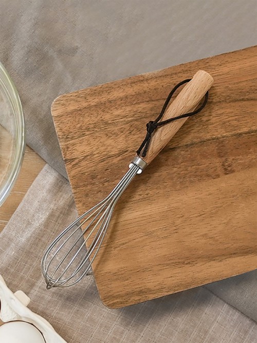 เครื่องตีฟองขนาดเล็ก (Mini Whisk) ที่มีด้ามจับทำจากไม้