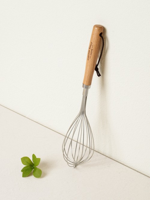 เครื่องตีฟอง (Whisk) ที่มีด้ามจับทำจากไม้บีช (Beech wood) ขนาดประมาณ 29.5 เซนติเมตร