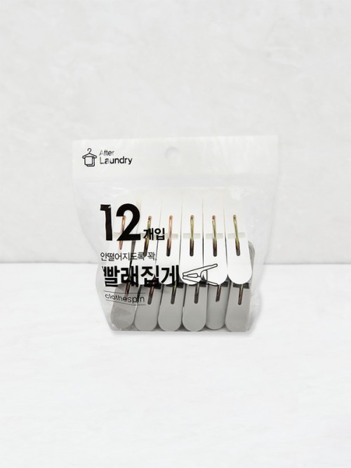 ที่หนีบผ้าที่มีดีไซน์เรียบร้อย มีให้เลือก 2 สี คือ สีขาว และสีเทา 12 ชิ้น
