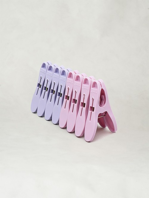 ที่หนีบผ้าที่มีดีไซน์เรียบ มีให้เลือก 2 สี คือ สีชมพู และสีม่วง 8 ชิ้น